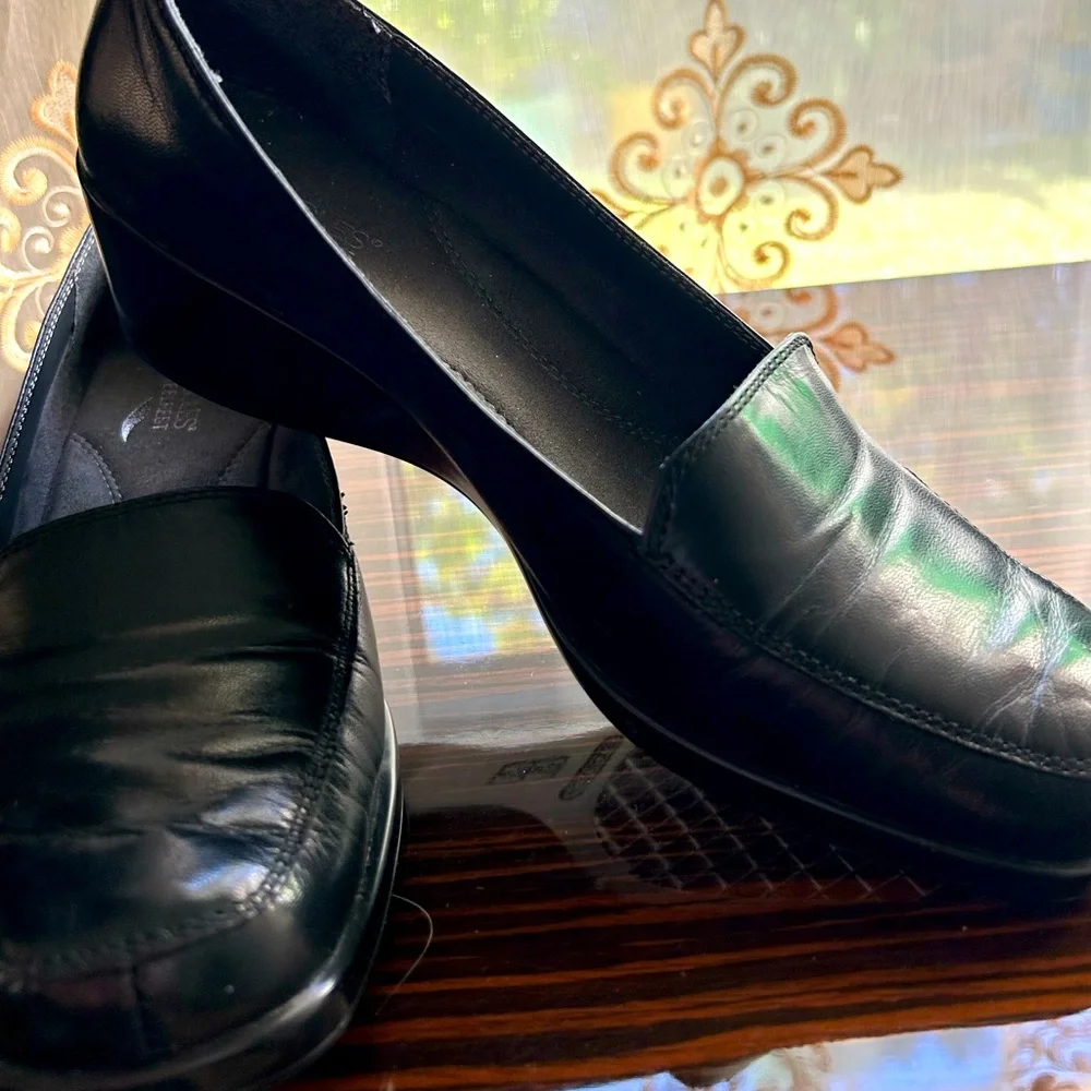 AeroSoles Woman's Black Leather size 10 Heelrest Loafer Shoes - Picture 1 of 5